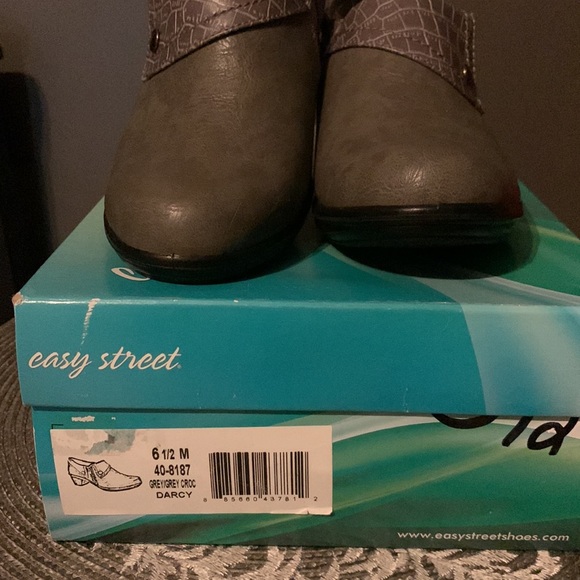 Easy street comfort wave booties, really cute! Size 6.5. - Picture 5 of 5